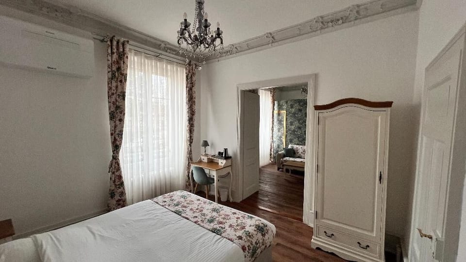 Classic Suite (1) | Premium bedding, in-room safe, individually decorated, desk
