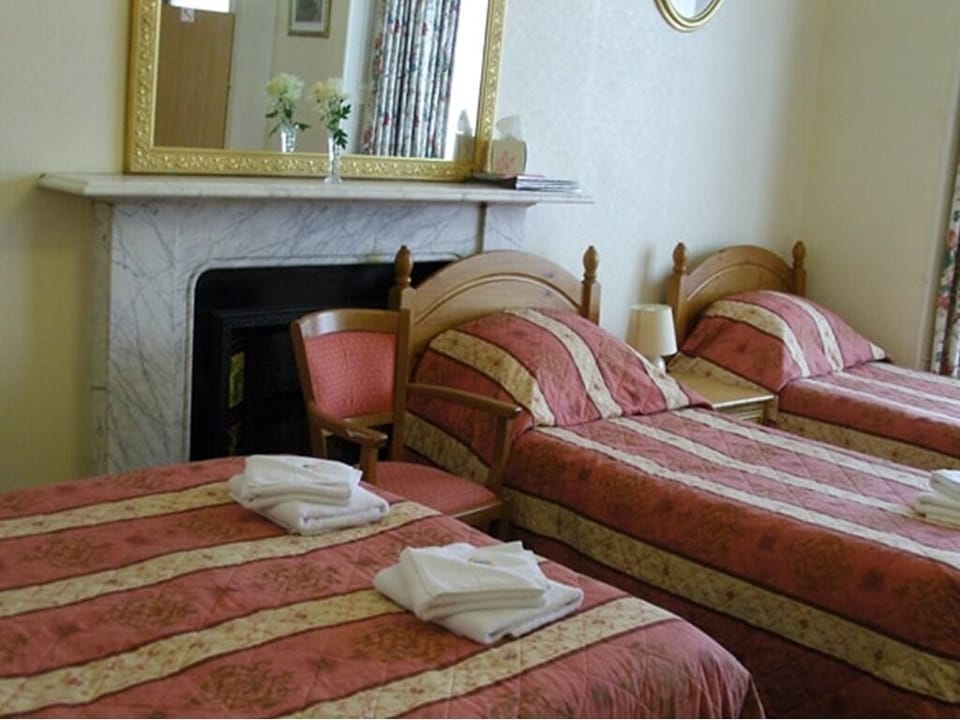 Suite, Ensuite (1 Double & 4 Single Beds)