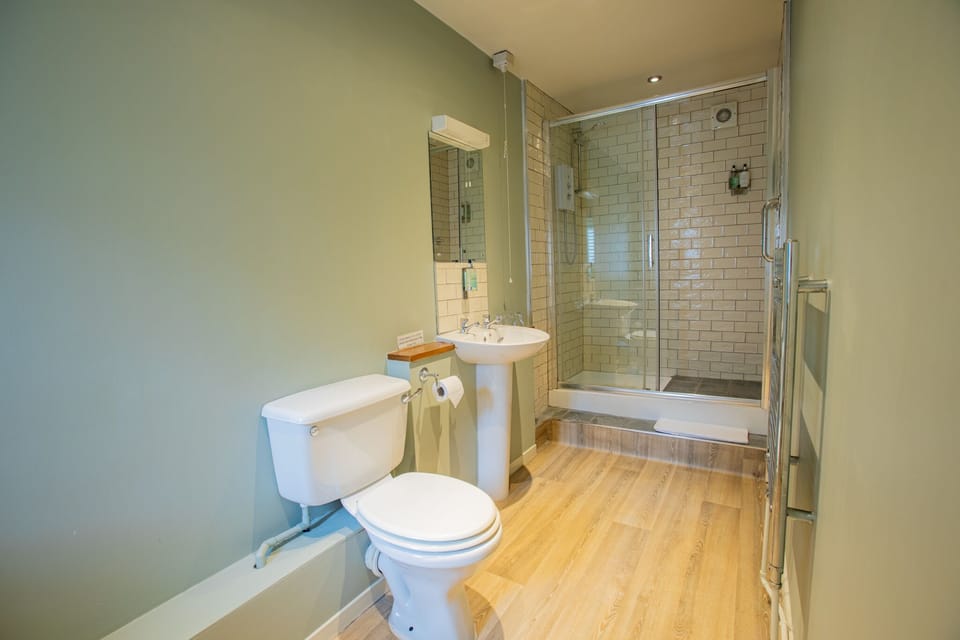 Family Room, Ensuite | Bathroom | Shower, towels