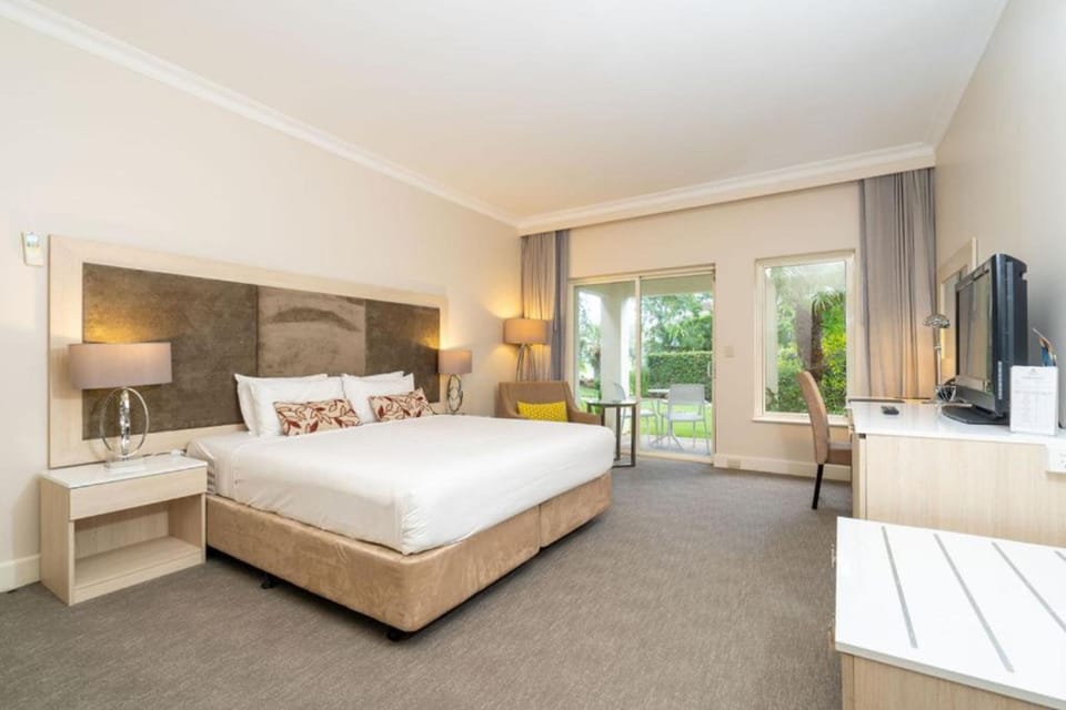 Gardenview King Room | Premium bedding, in-room safe, desk, laptop workspace