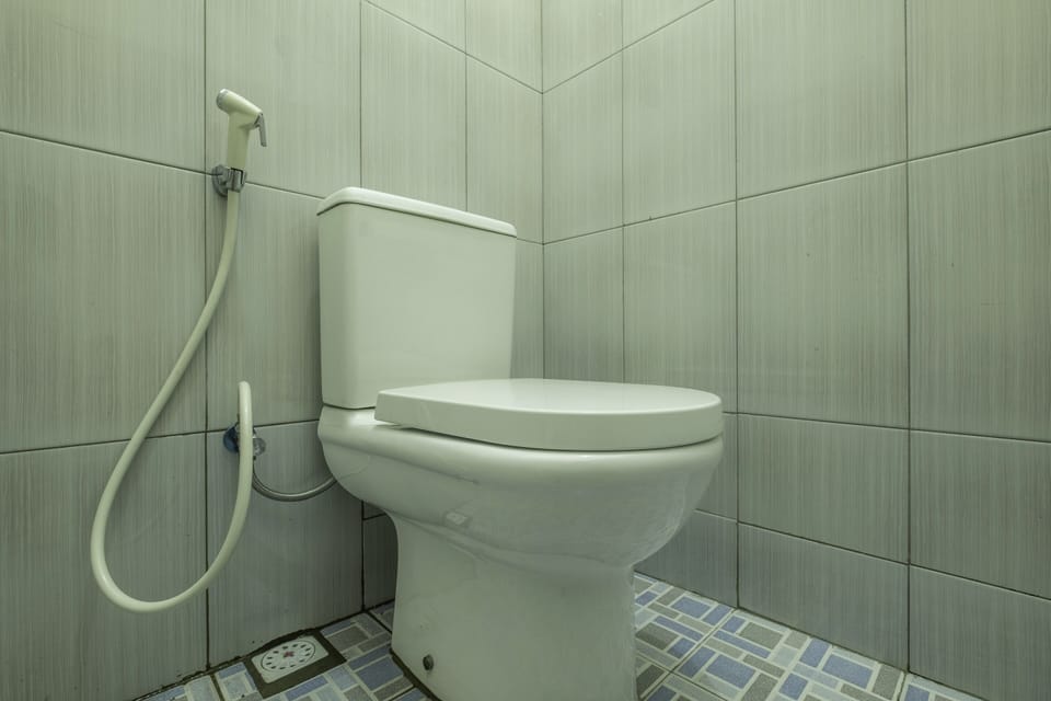 Economy Double Room | Bathroom | Shower, towels