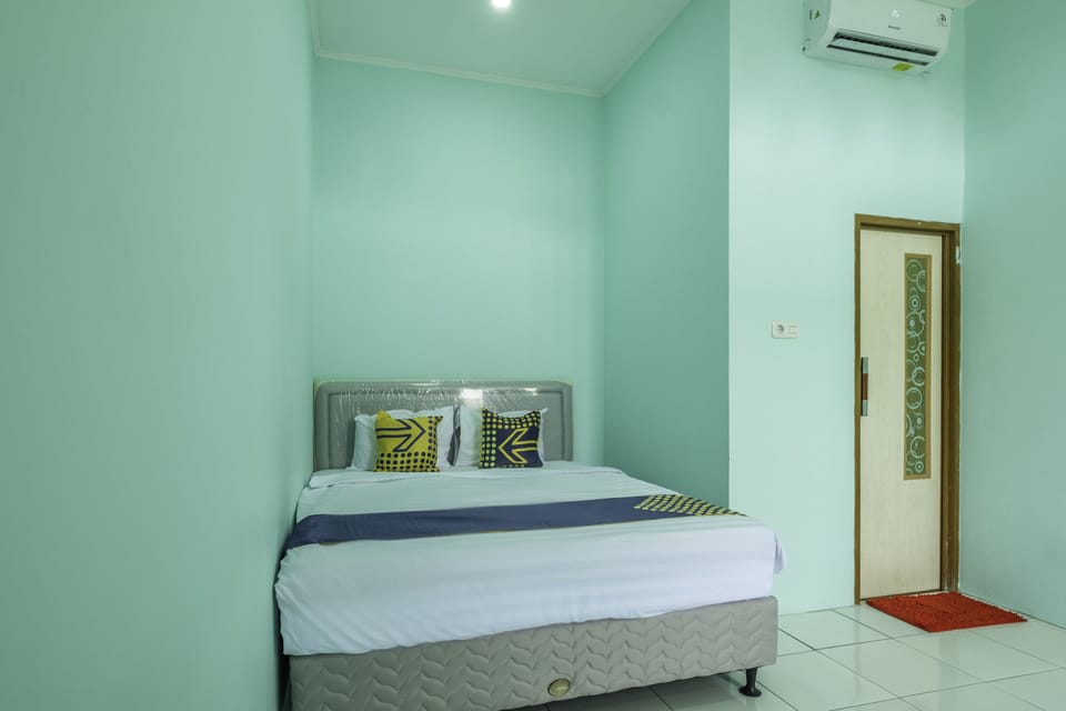 Economy Double Room | Desk, bed sheets