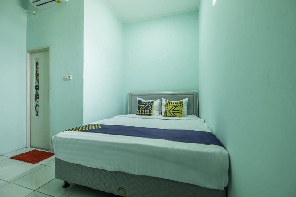 Economy Double Room | Desk, bed sheets