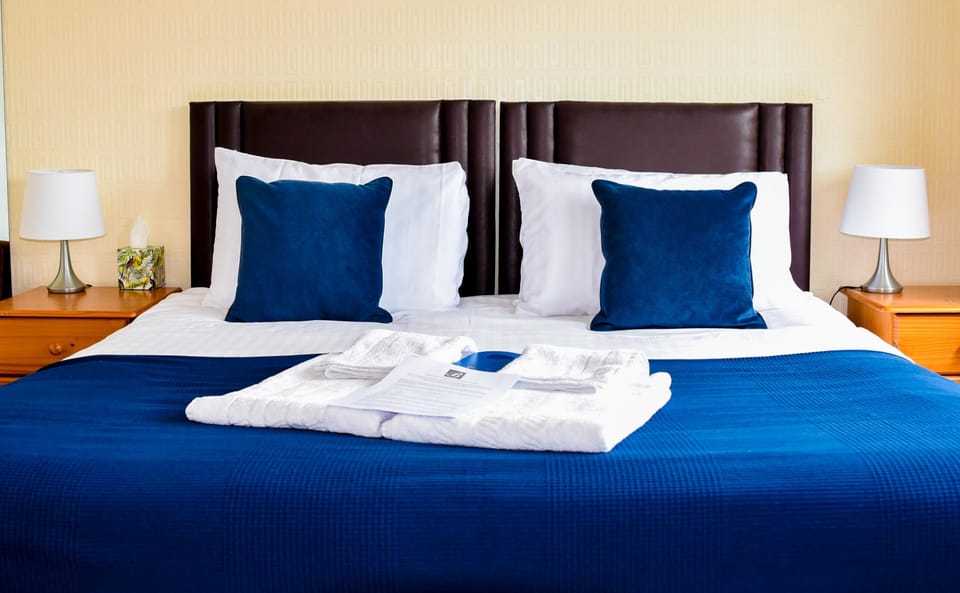 Triple Room | Iron/ironing board, free WiFi, bed sheets