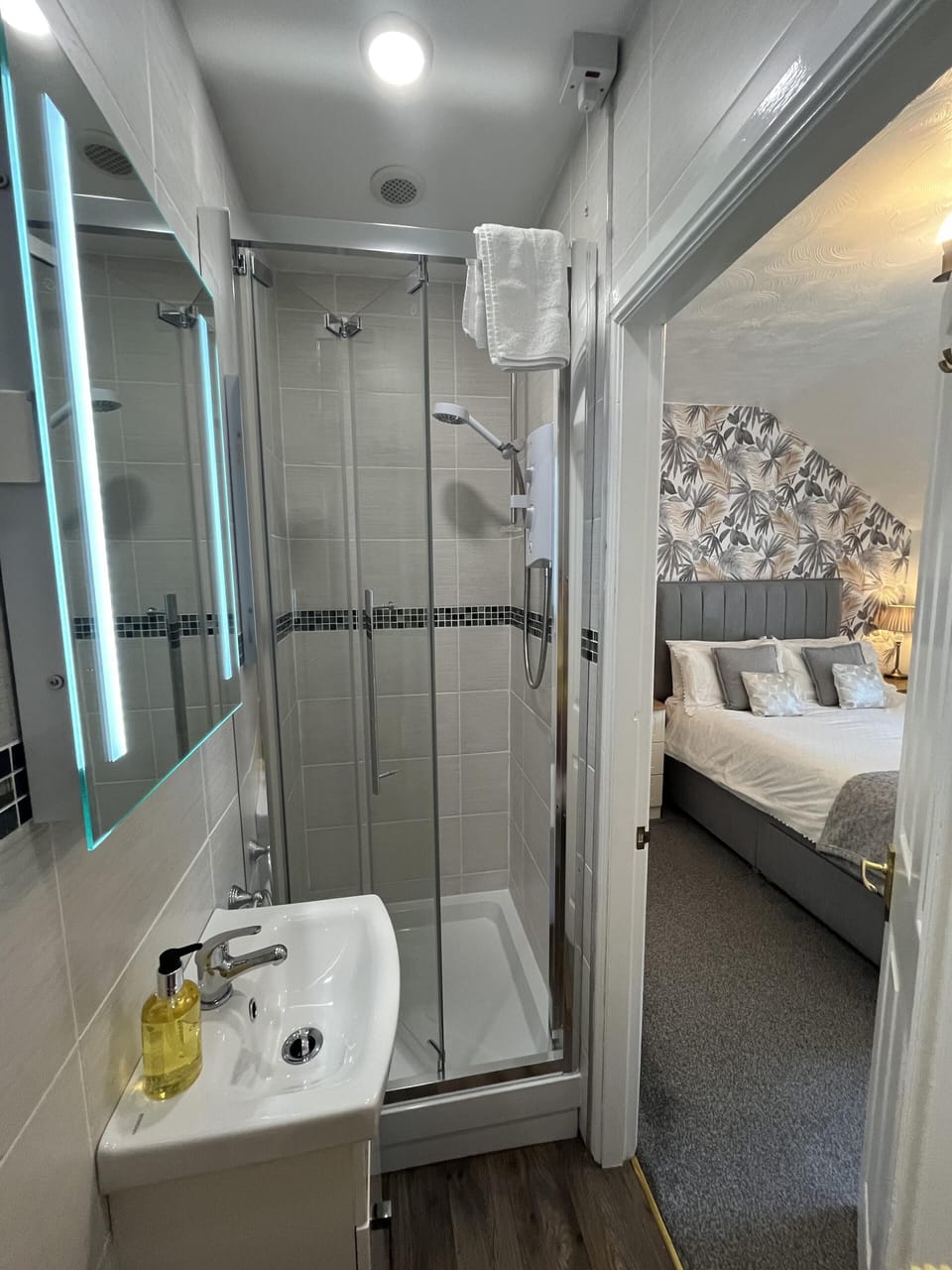 Double Room, Ensuite, Garden View (Second Floor)