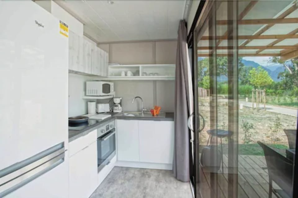 Chalet Natura T3 (4 Pax) | Private kitchen | Full-size fridge, microwave, oven, stovetop