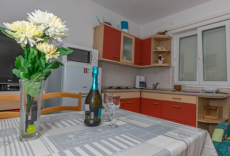 Apartment, 2 Bedrooms | Private kitchen | Full-size fridge, oven, stovetop, coffee/tea maker