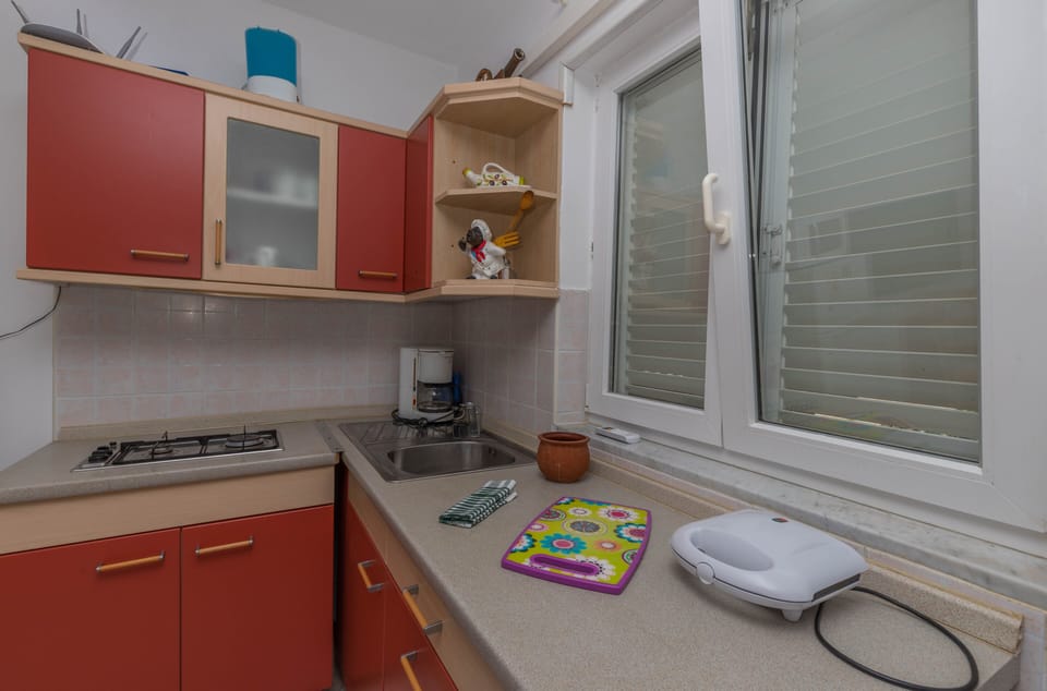 Apartment, 2 Bedrooms | Private kitchen | Full-size fridge, oven, stovetop, coffee/tea maker