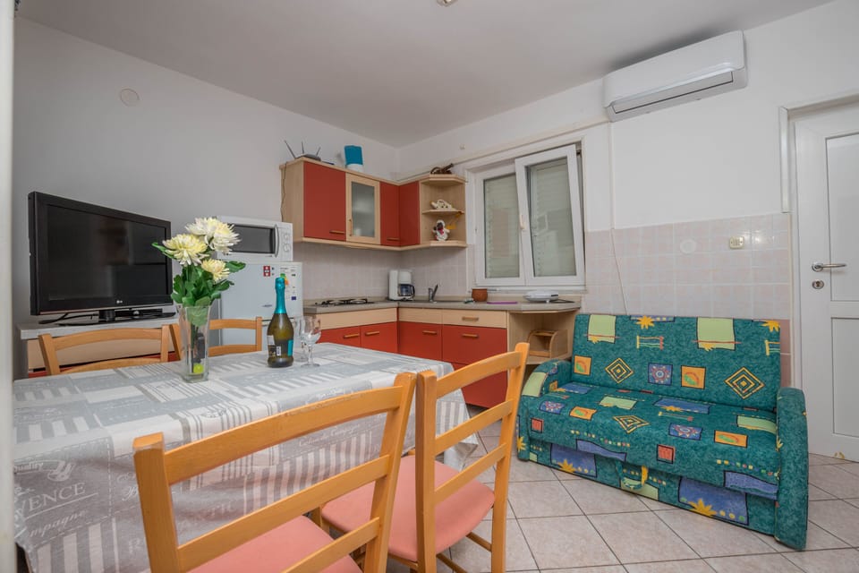 Apartment, 2 Bedrooms | In-room dining