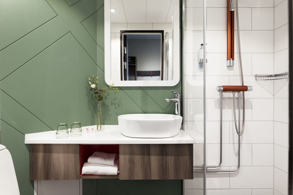 Good Morning Double Room | Bathroom | Shower, rainfall showerhead, eco-friendly toiletries