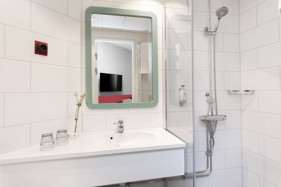 Shower, rainfall showerhead, eco-friendly toiletries