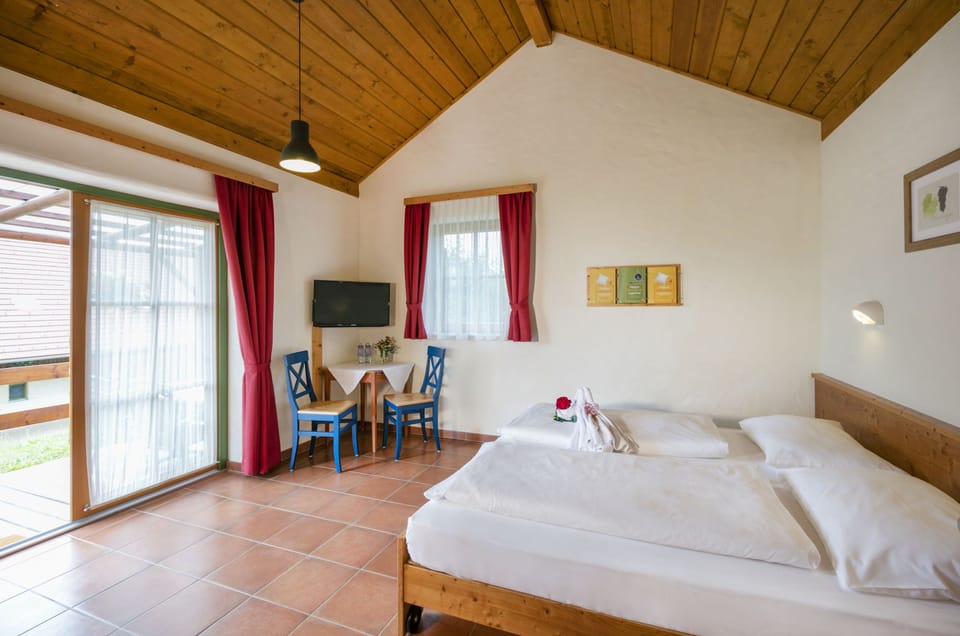 Family Room with 2 bedrooms | Hypo-allergenic bedding, in-room safe, individually furnished, desk