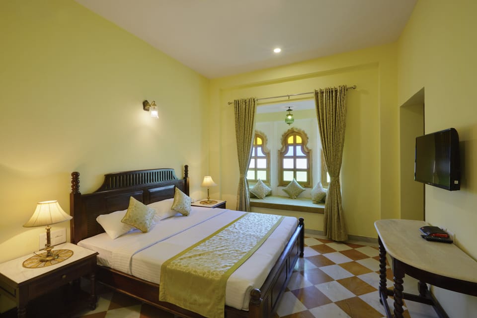 Minibar, desk, iron/ironing board, WiFi (free)