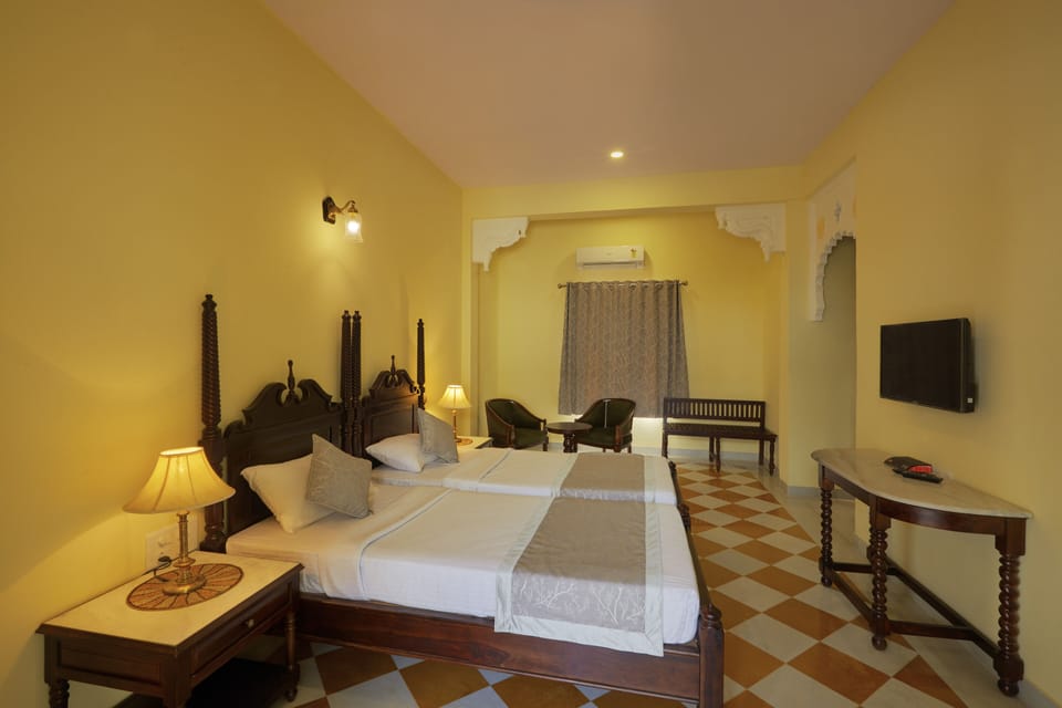 Minibar, desk, iron/ironing board, WiFi (free)