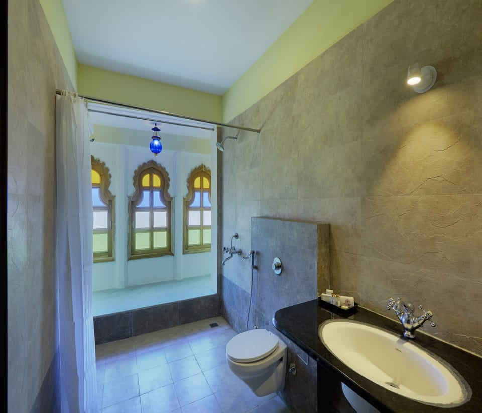 Executive Room | Bathroom | Shower, slippers, towels