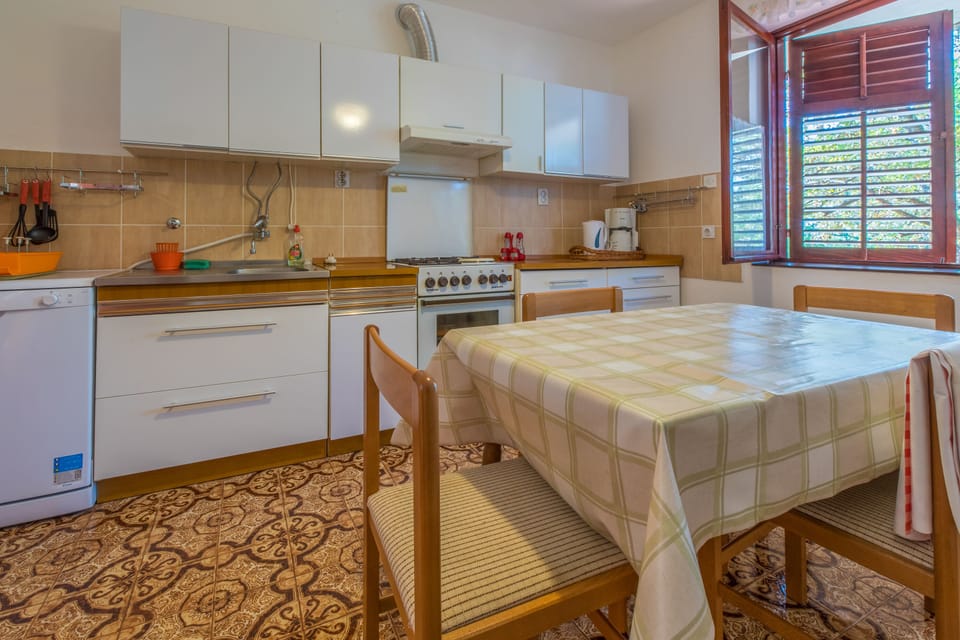 Apartment, 2 Bedrooms | Private kitchen | Fridge, microwave, oven, stovetop