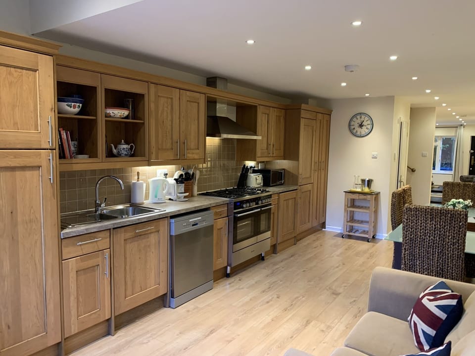 Fully equipped kitchen w/washer, dryer, d/w, gas hob, elec oven, fridge/freezer