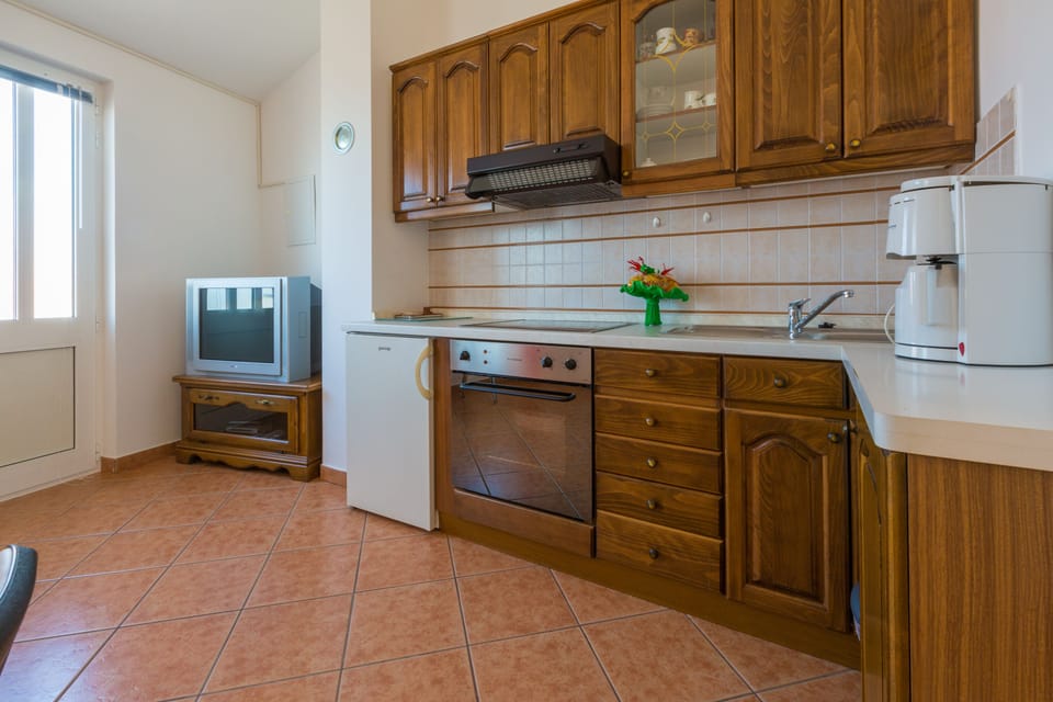 Apartment, 1 Bedroom, Sea View | Private kitchen | Fridge, oven, stovetop, coffee/tea maker
