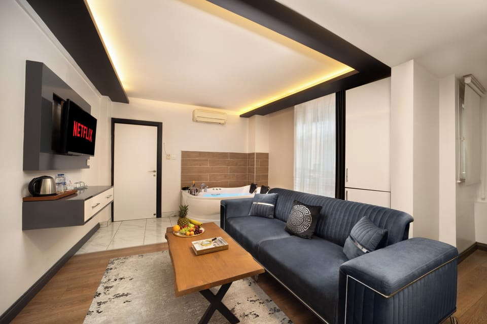 Executive Suite, 1 Queen Bed, Jetted Tub | Living area