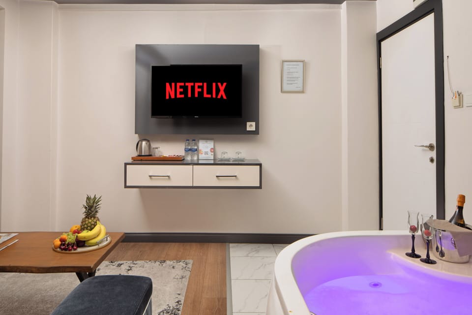 Executive Suite, 1 Queen Bed, Jetted Tub | Living area
