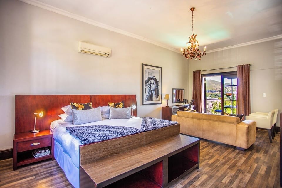 Luxury Room (takes 3 people) | Minibar, in-room safe, desk, free WiFi