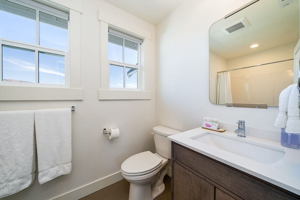 Shared Bathroom / Upper Level
