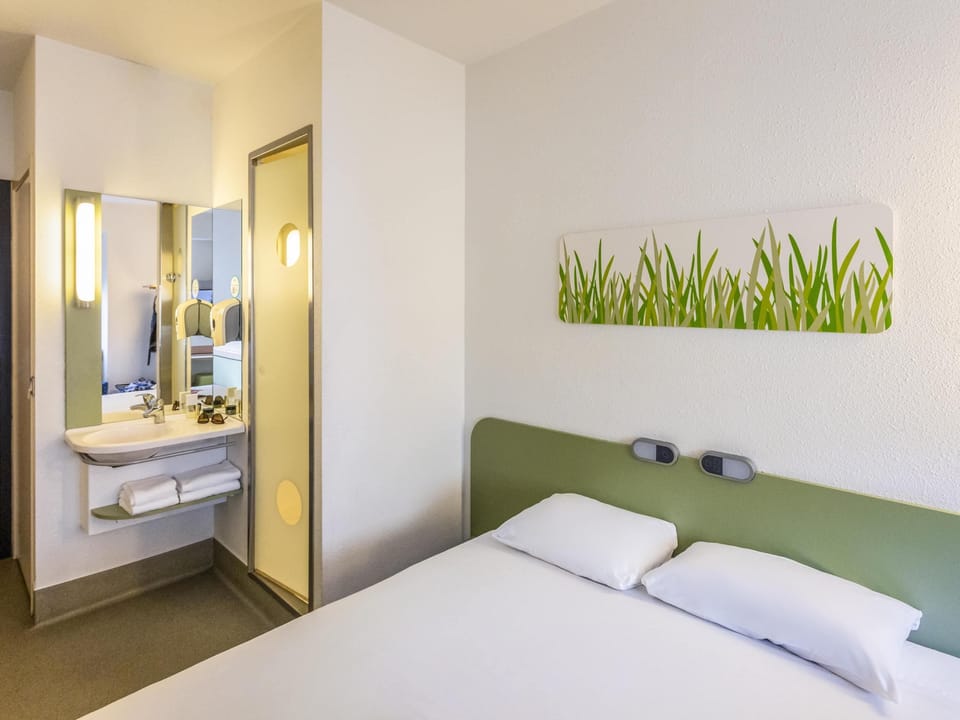 Standard Double Room, 1 Double Bed | Desk, iron/ironing board, free WiFi, bed sheets