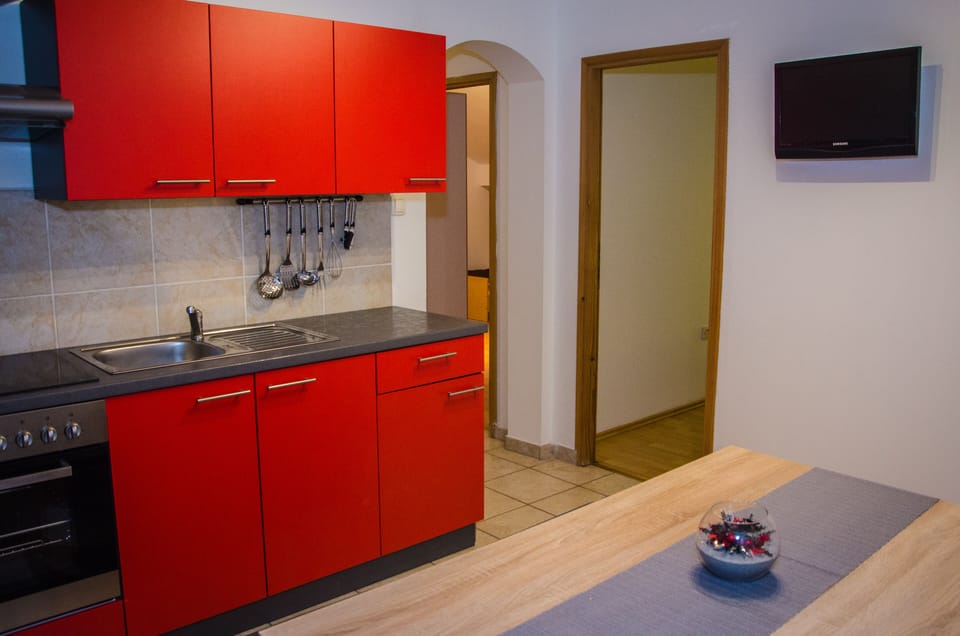 Fridge, oven, stovetop, dishwasher