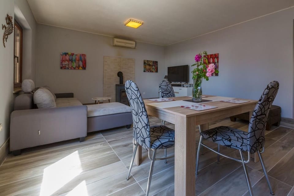 Villa, 5 Bedrooms, Private Pool | In-room dining