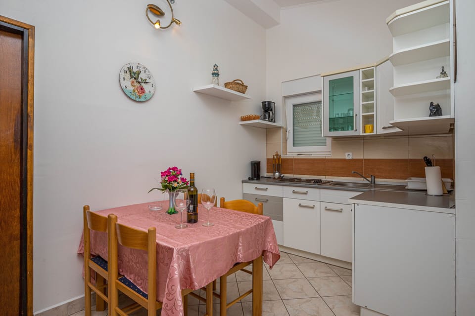 Apartment, 2 Bedrooms | Private kitchen | Fridge, microwave, oven, stovetop