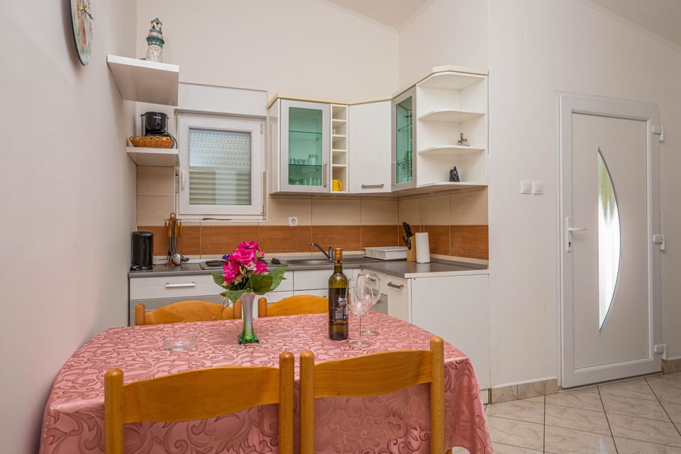 Apartment, 2 Bedrooms | Private kitchen | Fridge, microwave, oven, stovetop