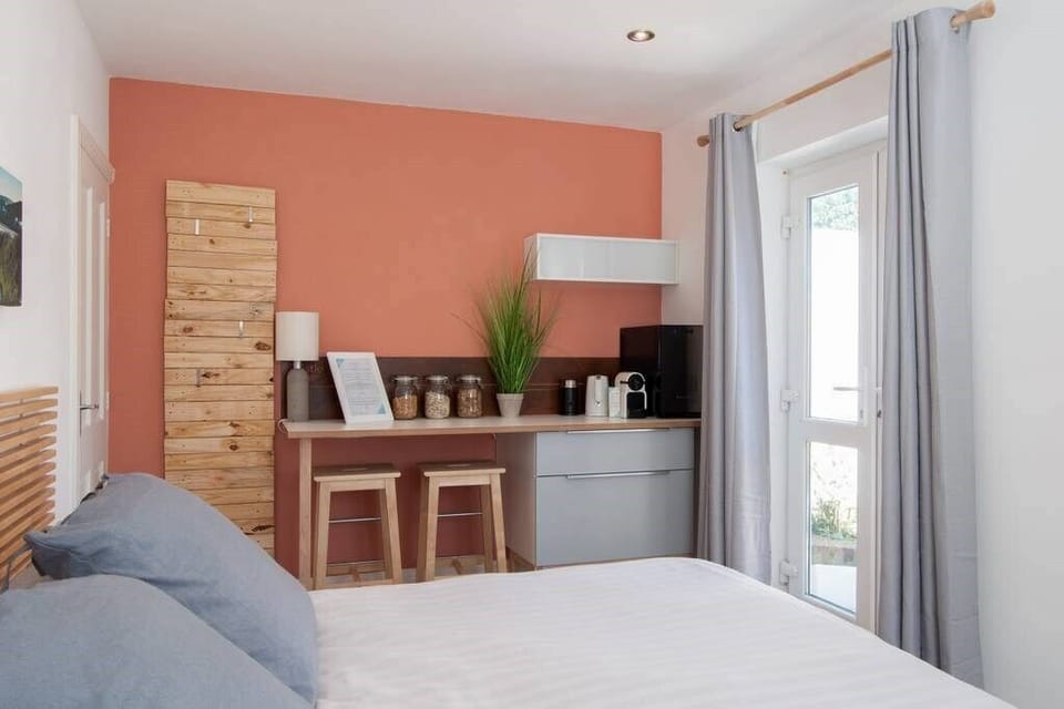 Deluxe Room (Copper) | Living area | Flat-screen TV