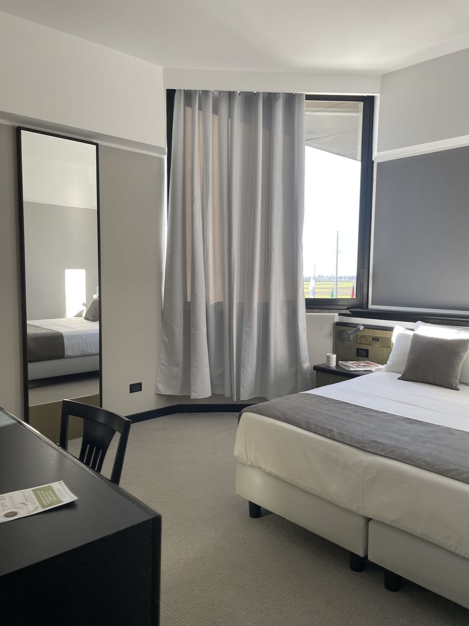 Business Room | Hypo-allergenic bedding available, down comforters, minibar, desk