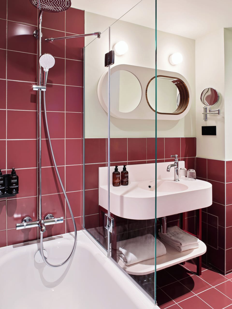 Shower, rainfall showerhead, free toiletries, hair dryer