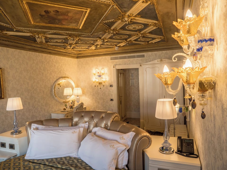 Executive Suite | Premium bedding, down comforters, pillowtop beds, minibar