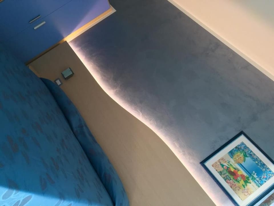 In-room safe, desk, WiFi (free), bed sheets