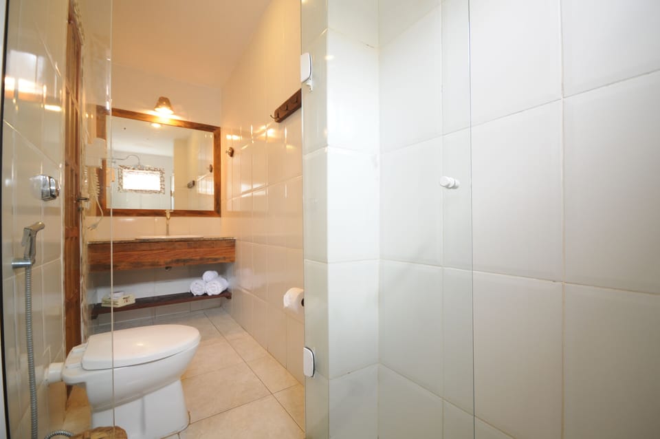 Superior Room | Bathroom | Shower, free toiletries, hair dryer, towels