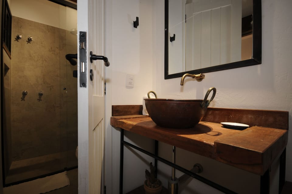 Design Room | Bathroom | Shower, free toiletries, hair dryer, towels