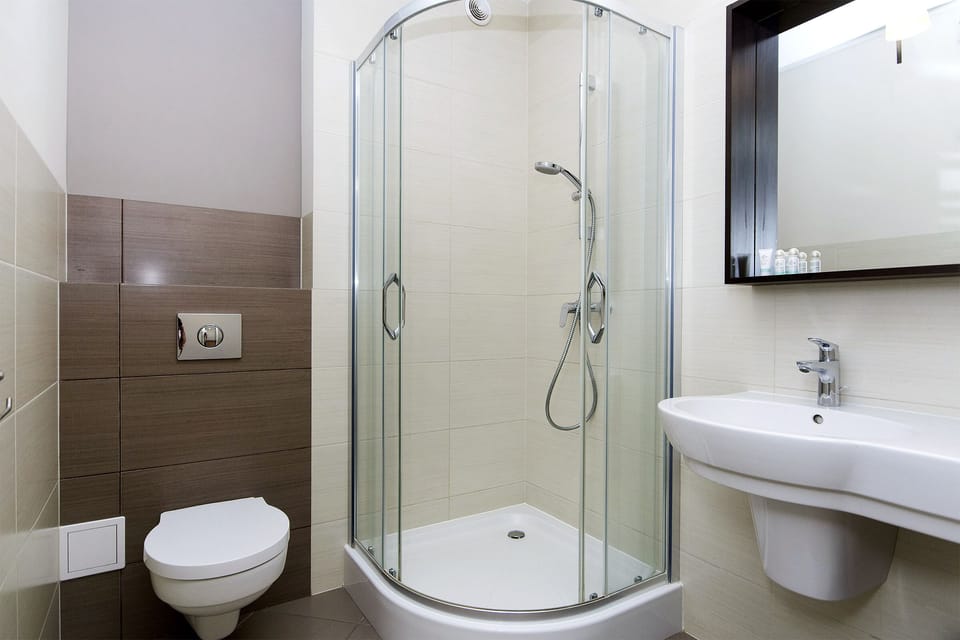 Triple Room, River View | Bathroom | Shower, free toiletries, hair dryer, towels