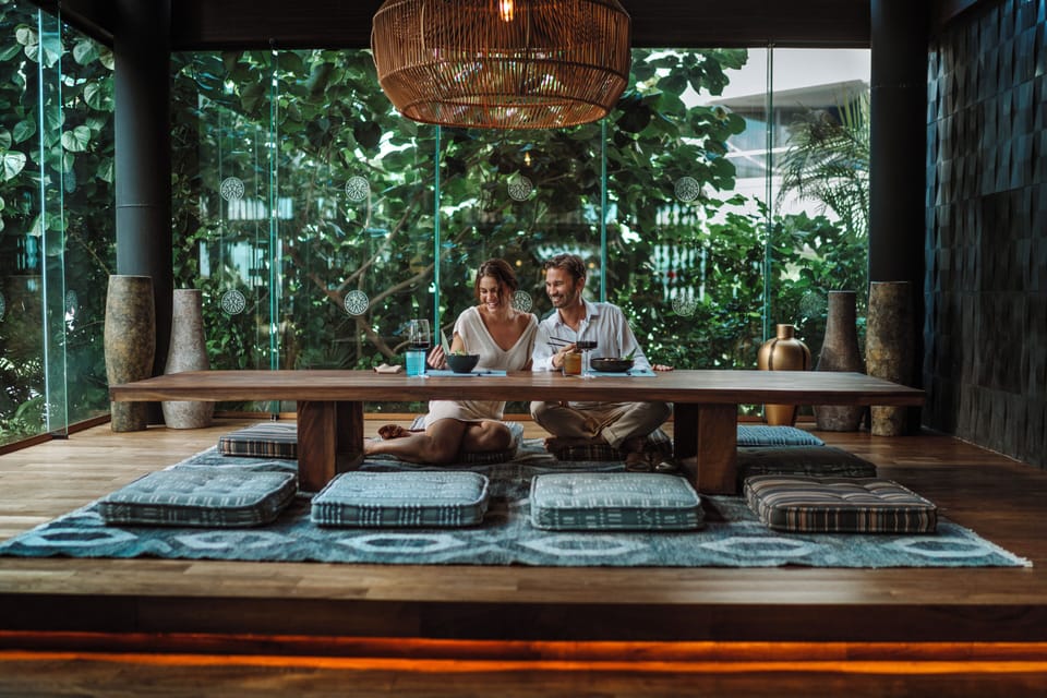 9 restaurants; breakfast and dinner served