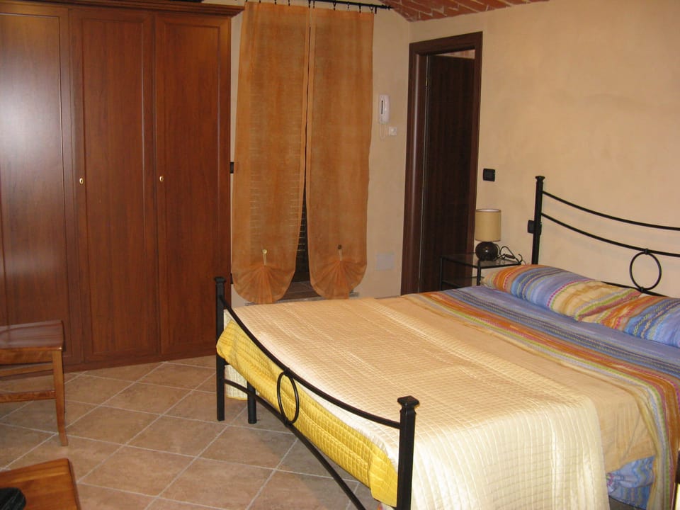 Double Room | Desk, WiFi (free), bed sheets
