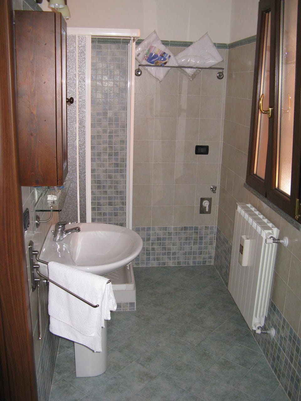 Shower, rainfall showerhead, free toiletries, hair dryer
