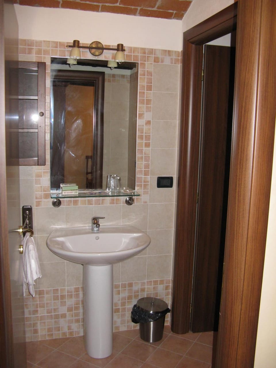 Shower, rainfall showerhead, free toiletries, hair dryer