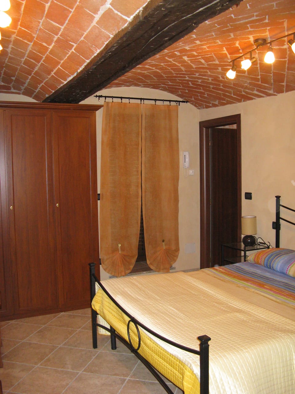 Double Room | Desk, WiFi (free), bed sheets