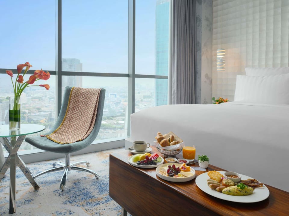 Deluxe Room, 1 King Bed | Free minibar items, in-room safe, desk, laptop workspace