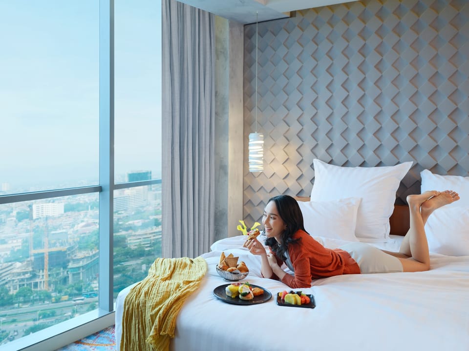 Deluxe Room, 1 King Bed | Free minibar items, in-room safe, desk, laptop workspace