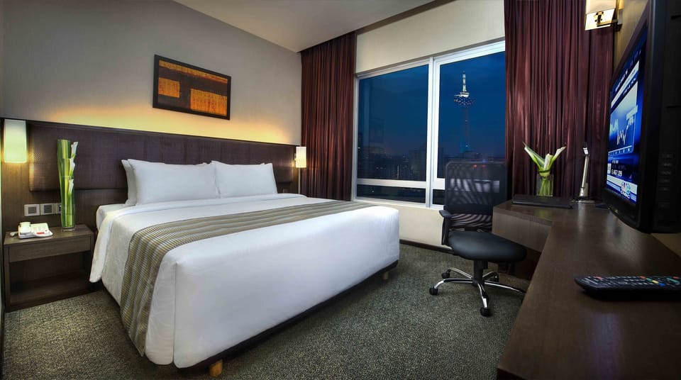 Executive Club | In-room safe, desk, laptop workspace, blackout drapes