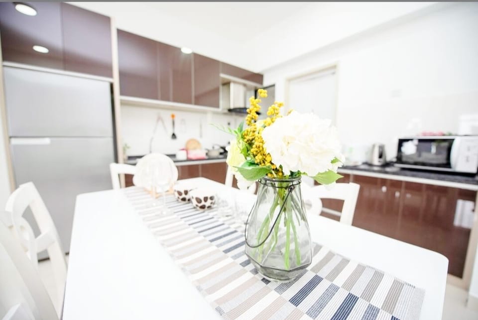 Business Apartment | Living area | Flat-screen TV