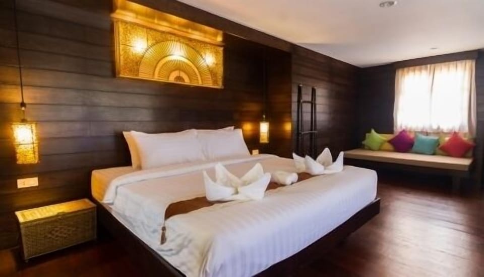 Garden Villa Seaview | Minibar, in-room safe, desk, laptop workspace