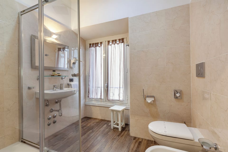Junior Suite | Bathroom | Free toiletries, hair dryer, slippers, bidet